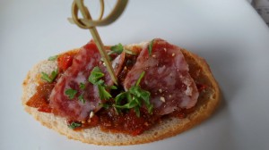 Spansk korv på en bädd av paprikaröra.