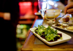 En lcäkerbbit på bardisken.